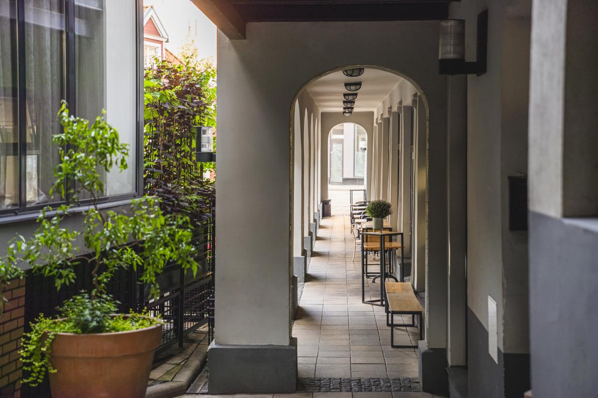 Уютный пейзаж центра Риги с парками, улицами и историческими домами рядом с жилым кварталом CENTRUS.