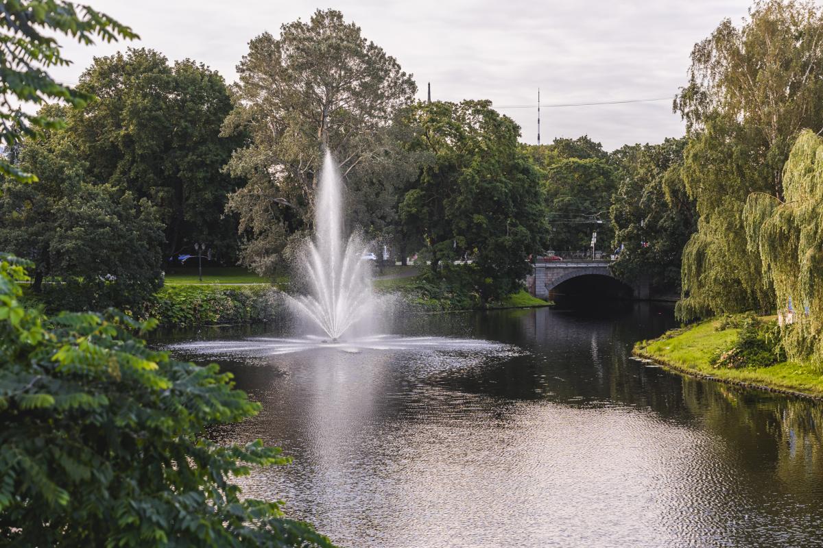 Уютный пейзаж центра Риги с парками, улицами и историческими домами рядом с жилым кварталом CENTRUS.