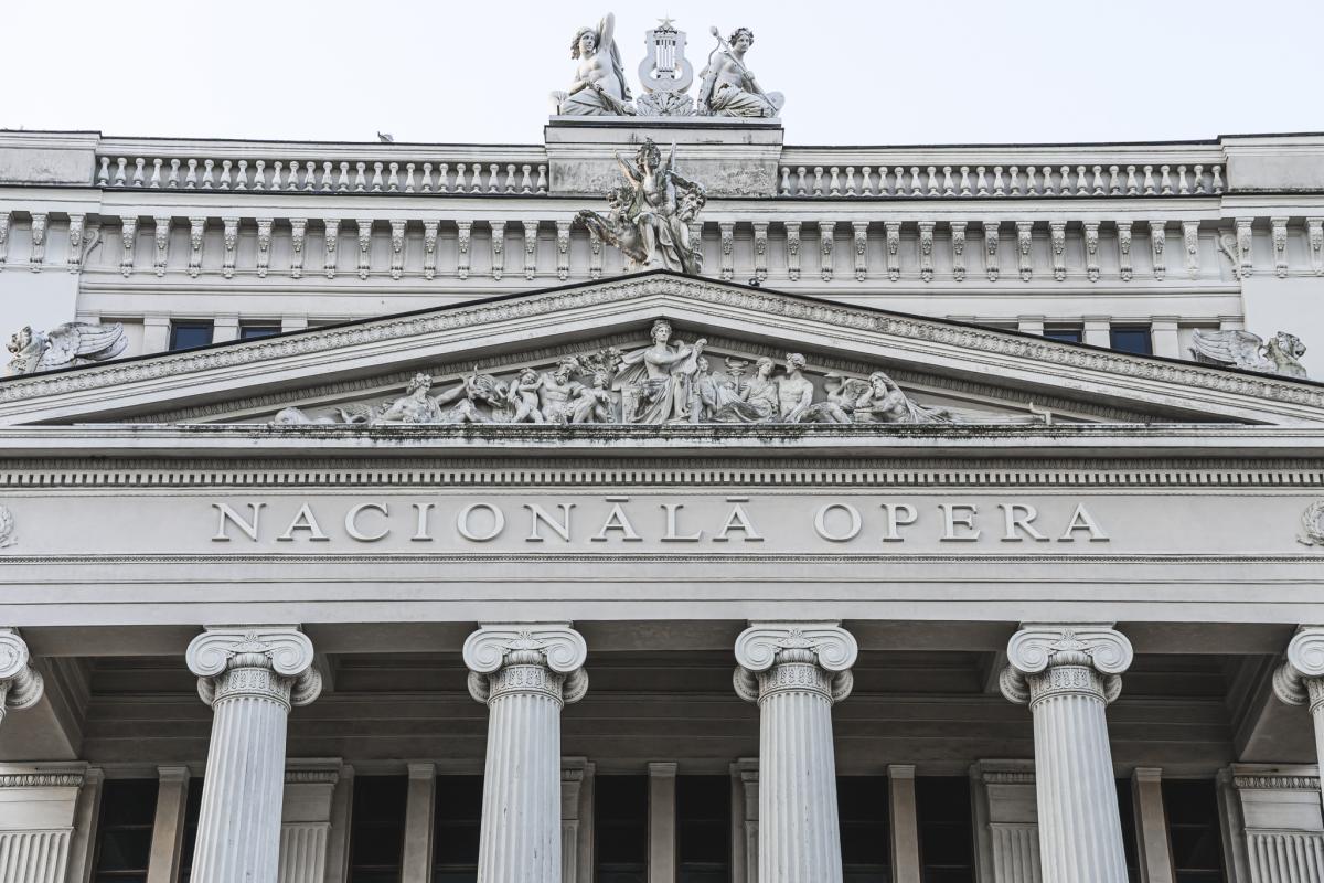 Уютный пейзаж центра Риги с парками, улицами и историческими домами рядом с жилым кварталом CENTRUS.