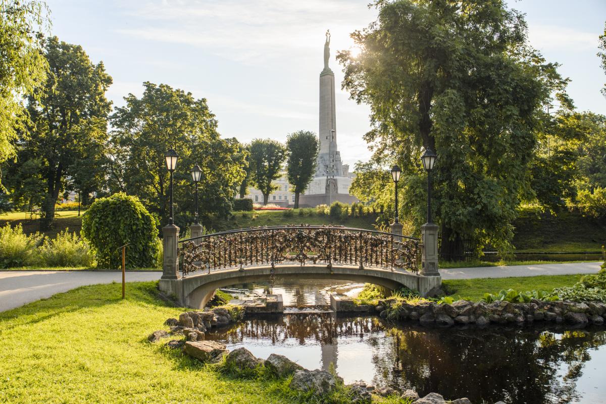 Уютный пейзаж центра Риги с парками, улицами и историческими домами рядом с жилым кварталом CENTRUS.