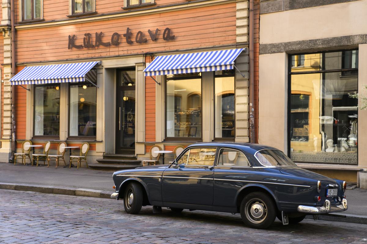 Кафе рядом с кварталом CENTRUS предлагают эклеры, круассаны и кофе — идеальное место для встреч и отдыха в центре Риги.