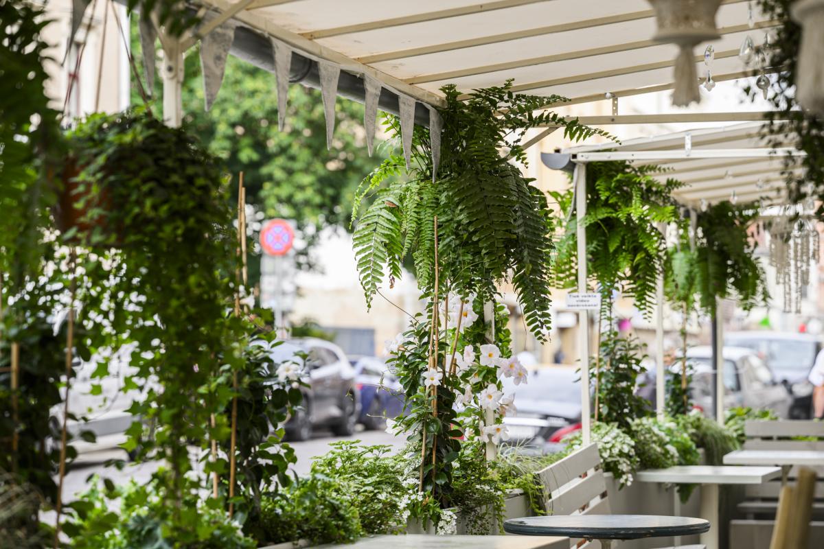 Кафе рядом с кварталом CENTRUS предлагают эклеры, круассаны и кофе — идеальное место для встреч и отдыха в центре Риги.