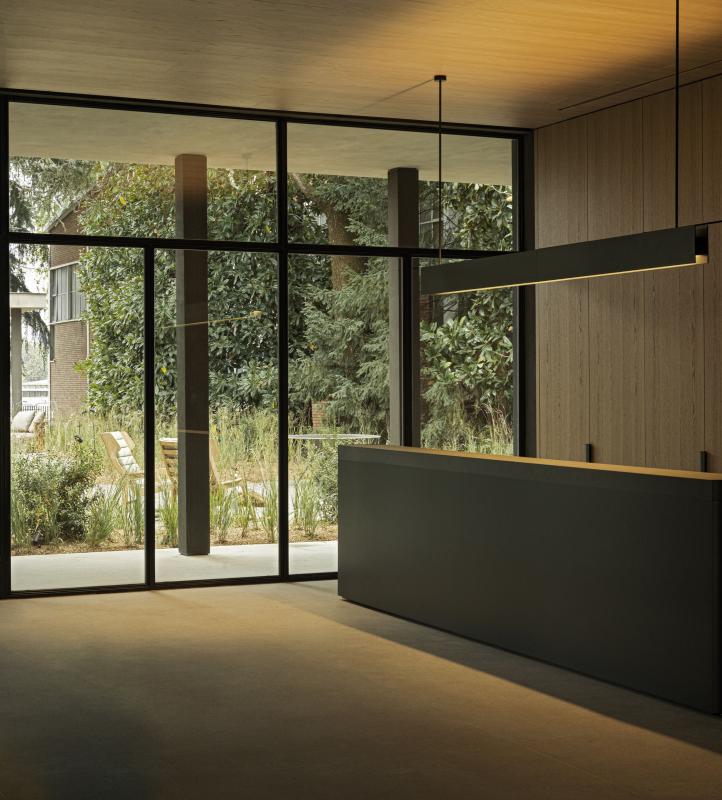 Вид на общие помещения зданий квартала CENTRUS с современным дизайном и удобствами для жителей в центре Риги.